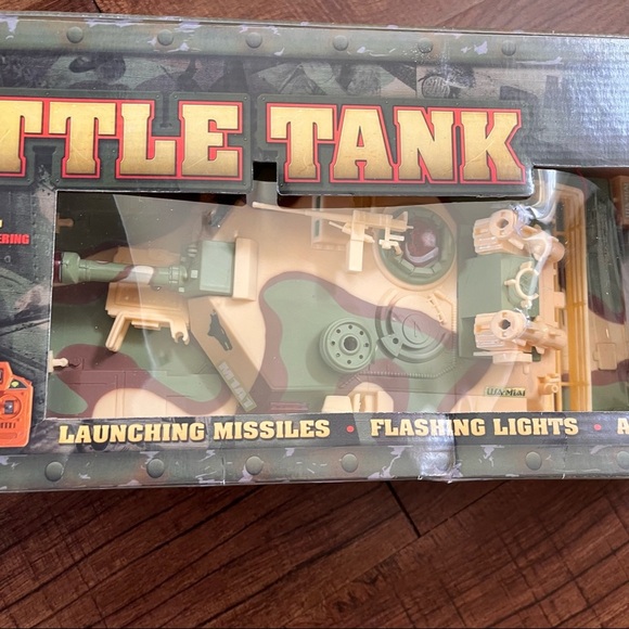 New in box motorworks 1:18 scale large toy battle tank w/sounds & remote - Picture 3 of 8